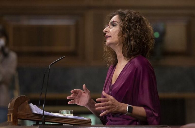 Diputado de Vox grita «gilipollas» a la ministra de Hacienda durante el debate de PGE