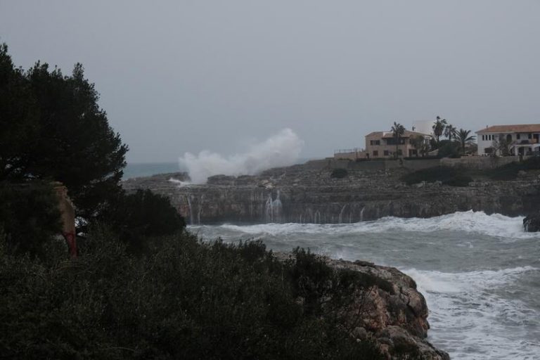 Protección Civil alerta por vientos costeros, fuerte oleaje y lluvias intensas en Baleares