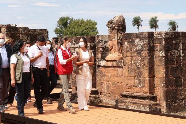 Las críticas de una diputada a la Reina por usar el chaleco de AECID disparan sus ventas en Paraguay