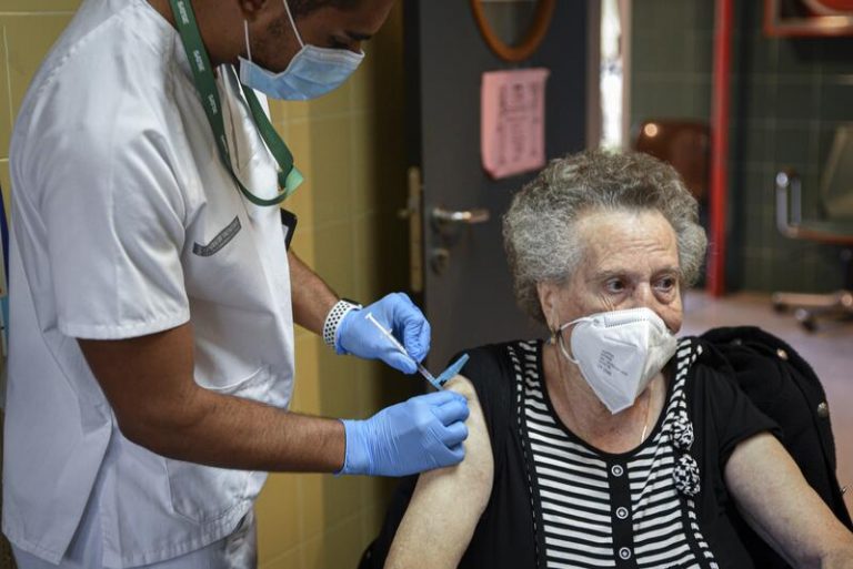 Más de 1,3 millones de españoles han recibido ya la dosis de refuerzo contra la Covid-19