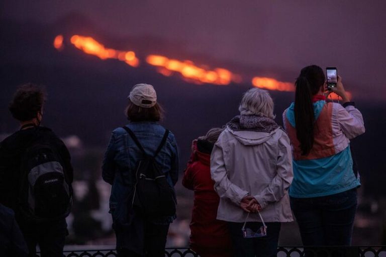 La evolución del volcán es «normal» y estable aunque baja la emisión de lava