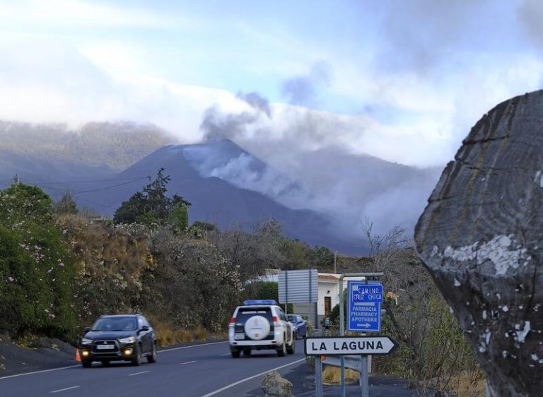 Registran una reversión de la deformación vertical y la lava sigue transcurriendo por coladas antiguas