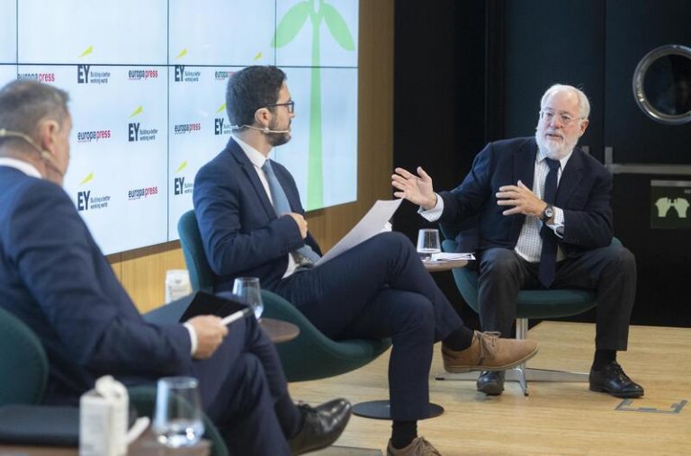 Arias Cañete considera «prioritaria» la interconexión con Francia por su apuesta por la nuclear
