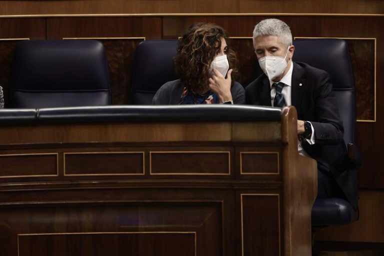 Montero dice que Vox ve una subida total de impuestos por confundir el interés de una minoría con el general