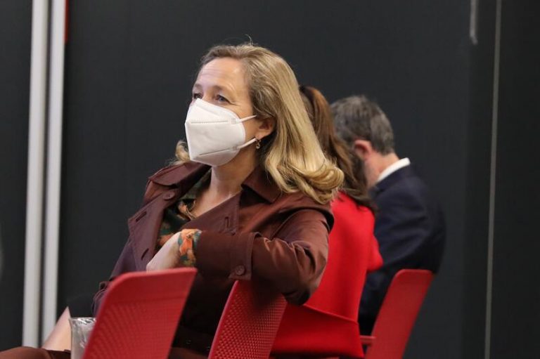 Calviño, «sorprendida» por la polémica sobre el periodo de cálculo de la pensión