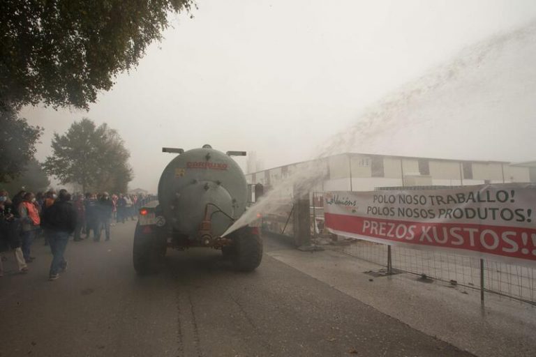 Ganaderos gallegos protestan ante Lactalis contra la subida «irrisoria» de los precios de la leche