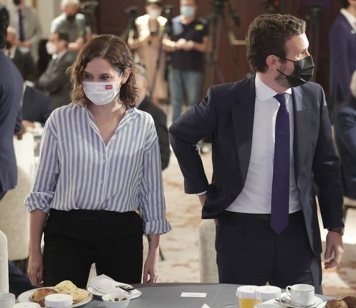 ‘Génova’ minimiza las encuestas que dan una caída al PP tras el enfrentamiento con Ayuso