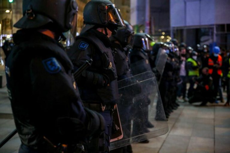 Policías y guardias civiles convocan protestas por la reforma de la Ley Mordaza que les «desprotege»