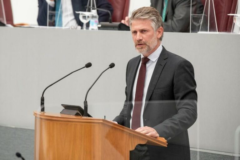PP insta a Sánchez a paralizar el sistema de promoción de los alumnos de la ESO que elimina las pruebas de recuperación