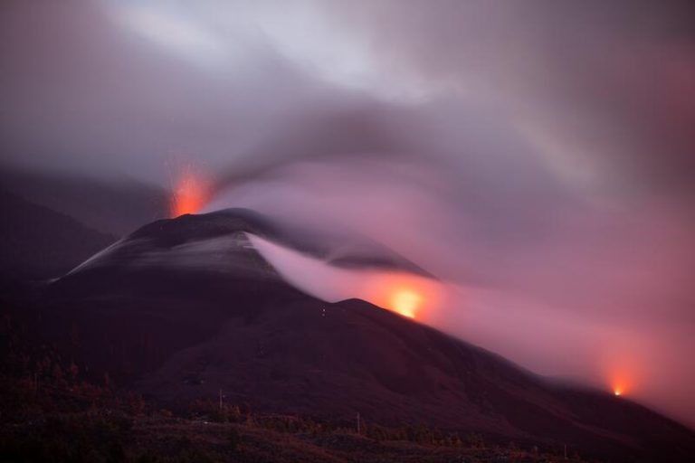 La lava sigue discurriendo hacia el delta lávico sin causar nuevos daños