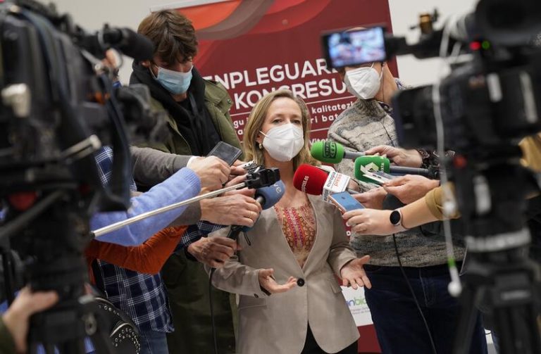 Calviño: El alza de la deuda pública puede suponer un «lastre» en el futuro