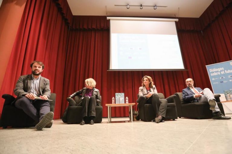 Lambán emplaza a «aprovechar los recursos» del medio rural para atraer población «sin albergar sueños románticos»