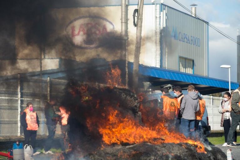 Ganaderos bloquean la entrada de la planta de Larsa con una barricada para reclamar subidas de precios lácteos