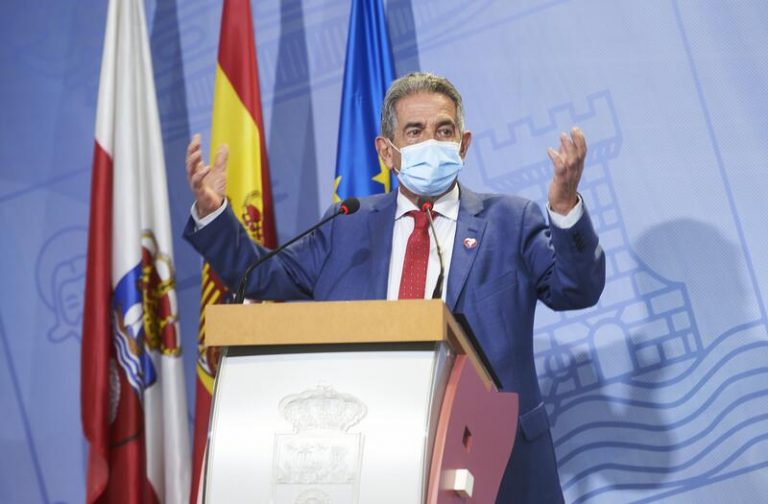 Revilla aboga por «medidas restrictivas» para que toda la población se vacune
