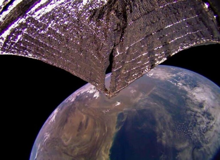 Un satélite impulsado por la luz solar cumple 30 meses en órbita