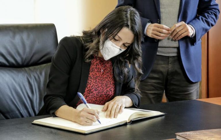 Arrimadas acusa a Sánchez de ser «capaz de reventar la Transición» con tal de mantenerse en Moncloa