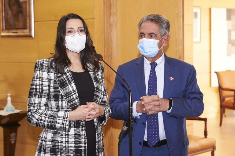 Arrimadas apuesta más por la «pedagogía» sobre la vacuna que por obligar