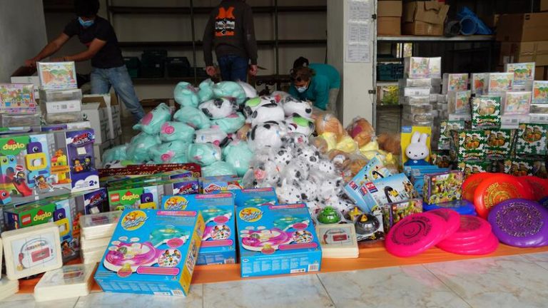 Unos 800 niños de un campo de refugiados de Grecia reciben los juguetes de la campaña ‘Un Juguete, Una Ilusión’