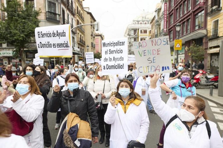 Auxiliares de ayuda a domicilio se manifiestan tras 20 días acampadas: «La dependencia no es un negocio»