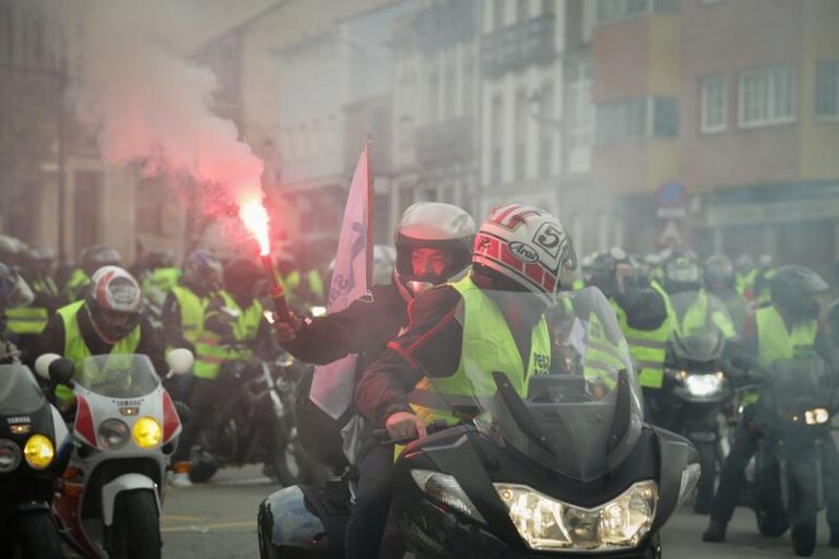 Multitudinaria concentración de motoristas en A Mariña (Lugo) contra el desmantelamiento de Alcoa