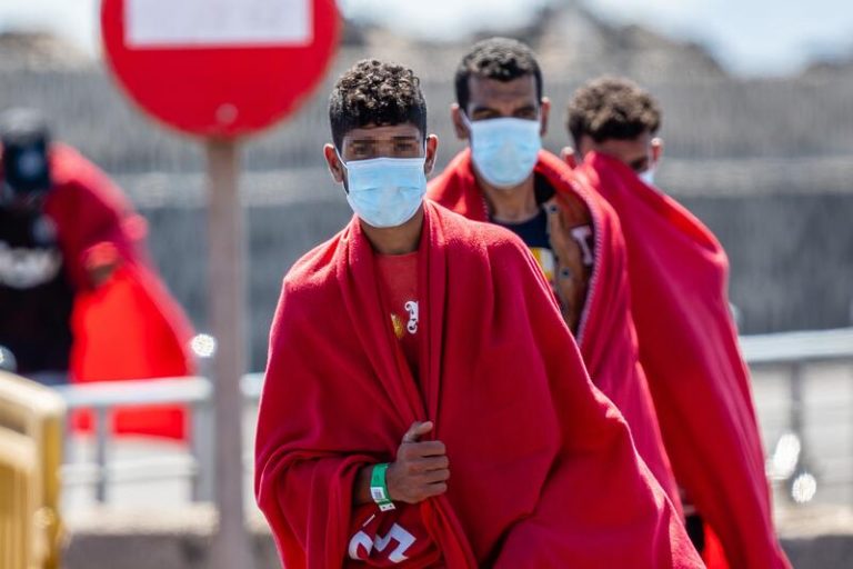 Rescatados siete inmigrantes que llegaron a Ibiza en embarcación improvisada