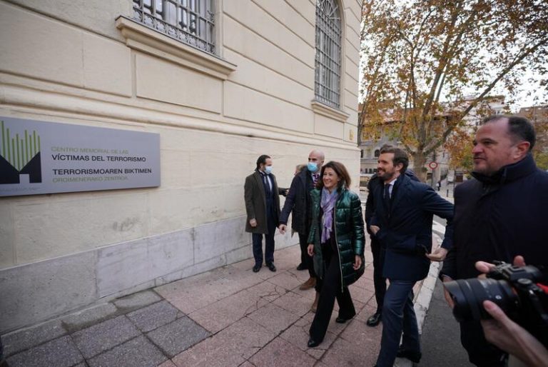 Casado asegura que pactar los PGE con Bildu «hiela la sangre» de las víctimas