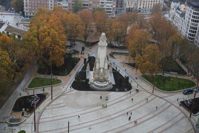 La Plaza de España de Madrid ‘renace’ tras 2 años de obras como un espacio más verde