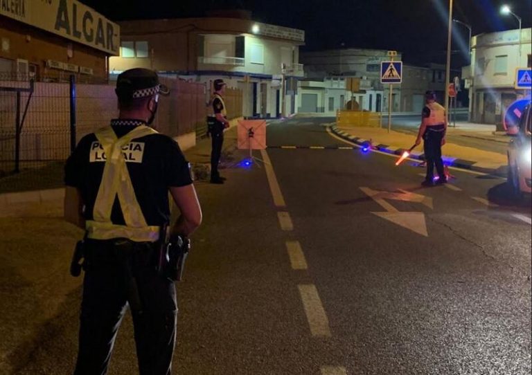 Auxilian a una niña desamparada en un coche y detienen a su madre