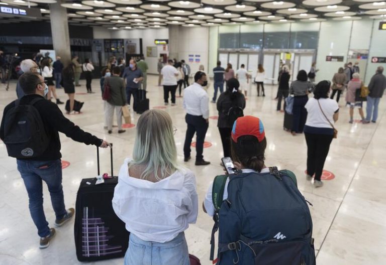 Madrid pide a Marlaska refuerzos en el control de pasaportes en el aeropuerto de Barajas
