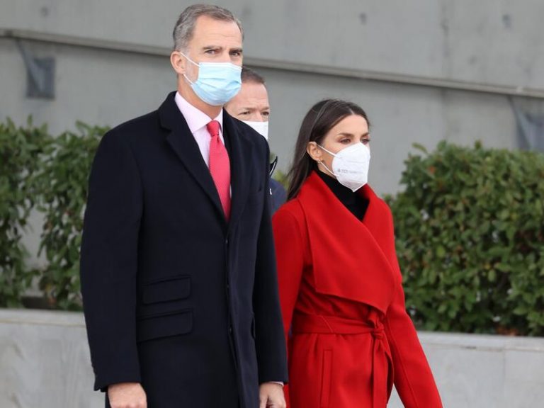 Los Reyes ponen rumbo a Suecia preparados para el frío del país nórdico con looks combinados