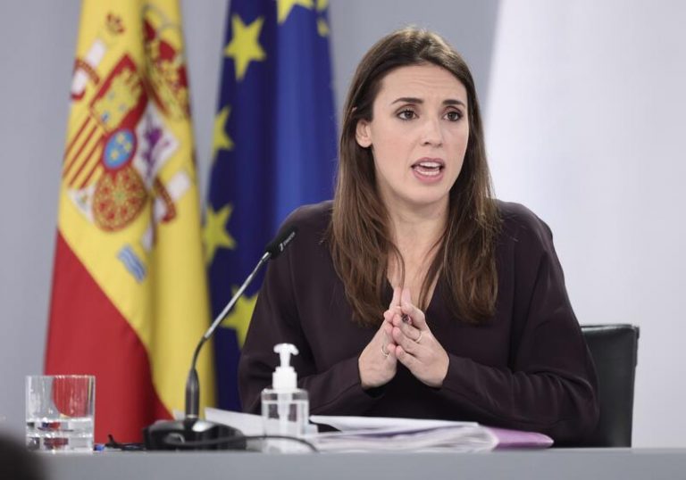 Los teléfonos para víctimas de violencia machista se han quedado «viejos»