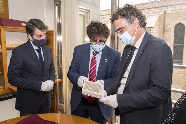 El Gobierno entrega a la Biblioteca de Cataluña una carta de Colón robada y exportada a EEUU