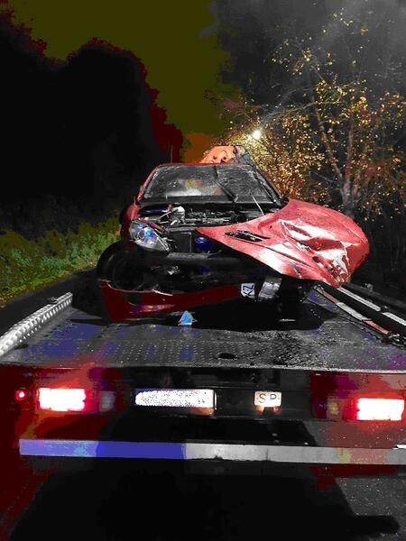 Una conductora sale ilesa tras salirse de la vía y volcar su coche en el río en Lugo