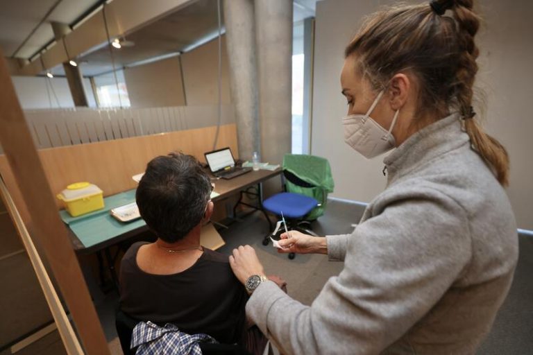La tercera dosis para mayores de 60 comenzará en Extremadura a finales de semana