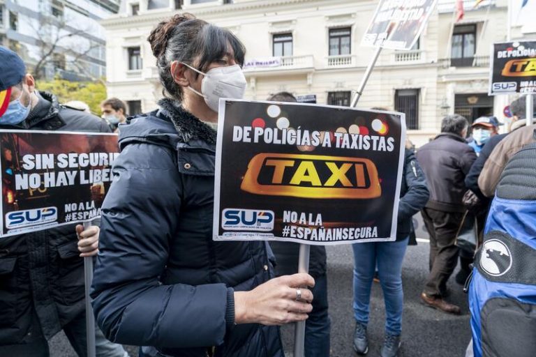 Casado, Abascal y Bal apoyan a 50 organizaciones policiales contra la «arbitraria» reforma de la ‘ley mordaza’