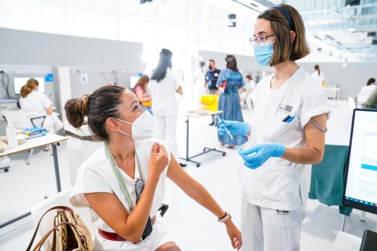 Canarias repunta hasta los 334 casos nuevos y registra un fallecimiento