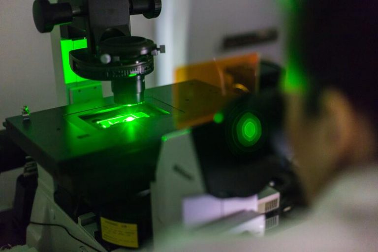Bruselas alerta de la falta de mujeres en el ámbito de la investigación