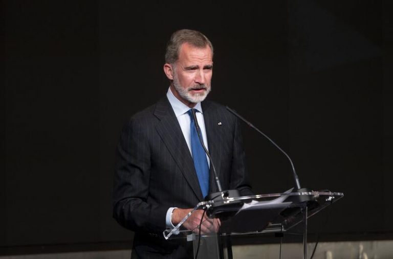 El Rey preside la entrega de despachos a jueces y un acto de Foment del Treball
