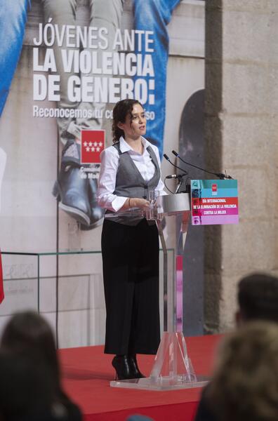Ayuso advierte de la «tiranía de las redes sociales» con la violencia de género