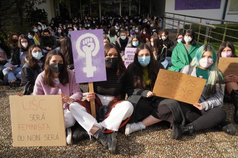 Decenas de jóvenes claman contra los casos de acoso en la USC