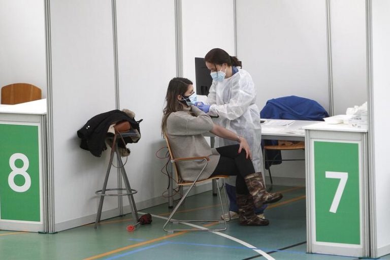 Baleares hace un llamamiento urgente a la vacunación a las 160.000 personas que quedan por hacerlo