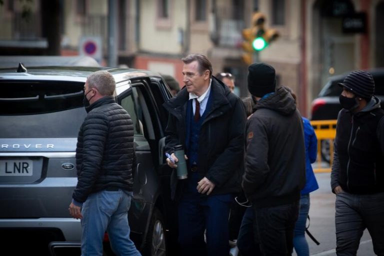 El actor Liam Neeson rueda en Manresa ‘Marlowe’ de Neil Jordan