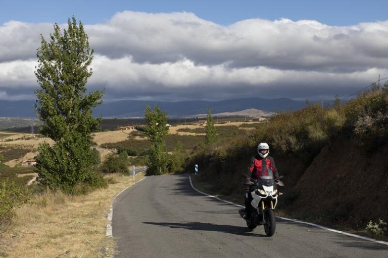 Recogen firmas para pedir la no eliminación del margen de 20 km/h para adelantar en carreteras convencionales