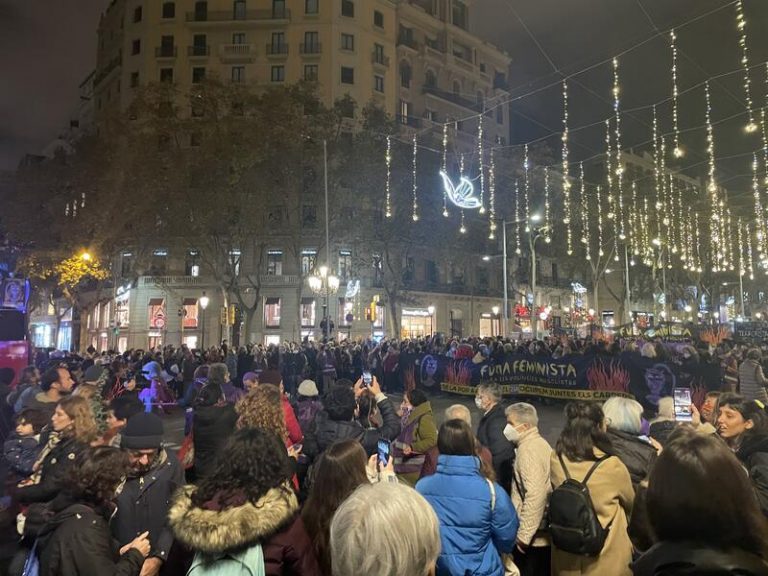 Unas 3.000 personas dicen «basta» a las violencias machistas en las calles de Barcelona