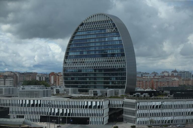 Barclays sube el precio de BBVA a 6,6 euros tras la oferta por Garanti