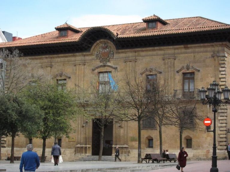 El TSJA ratifica la condena de 8 años de prisión para la mujer que apuñaló a su ex frente a un colegio de Oviedo
