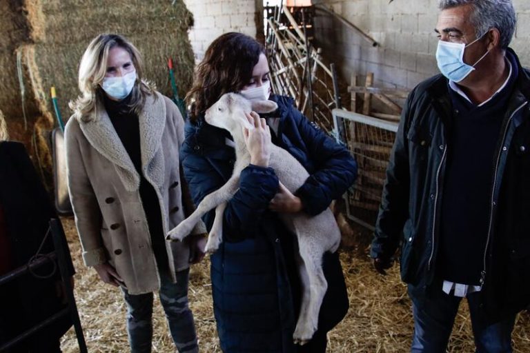 Ayuso apuesta por «dar vida» al campo frente a «lemas de progres de ciudad que se olvidan de dónde viene lo que comen»