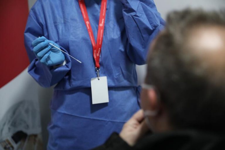 Andalucía rebasa la tasa 100 de incidencia, suma 915 contagios y dos muertes