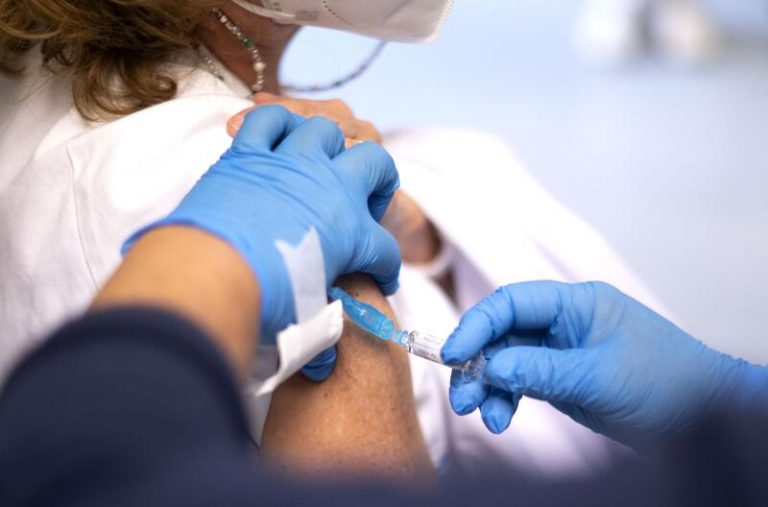 Casi 5 millones de españoles han recibido la dosis de refuerzo contra la Covid-19