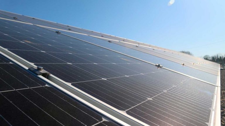 Ayuso anuncia ayudas de hasta 3.000 euros para instalar paneles solares y baterías de energía